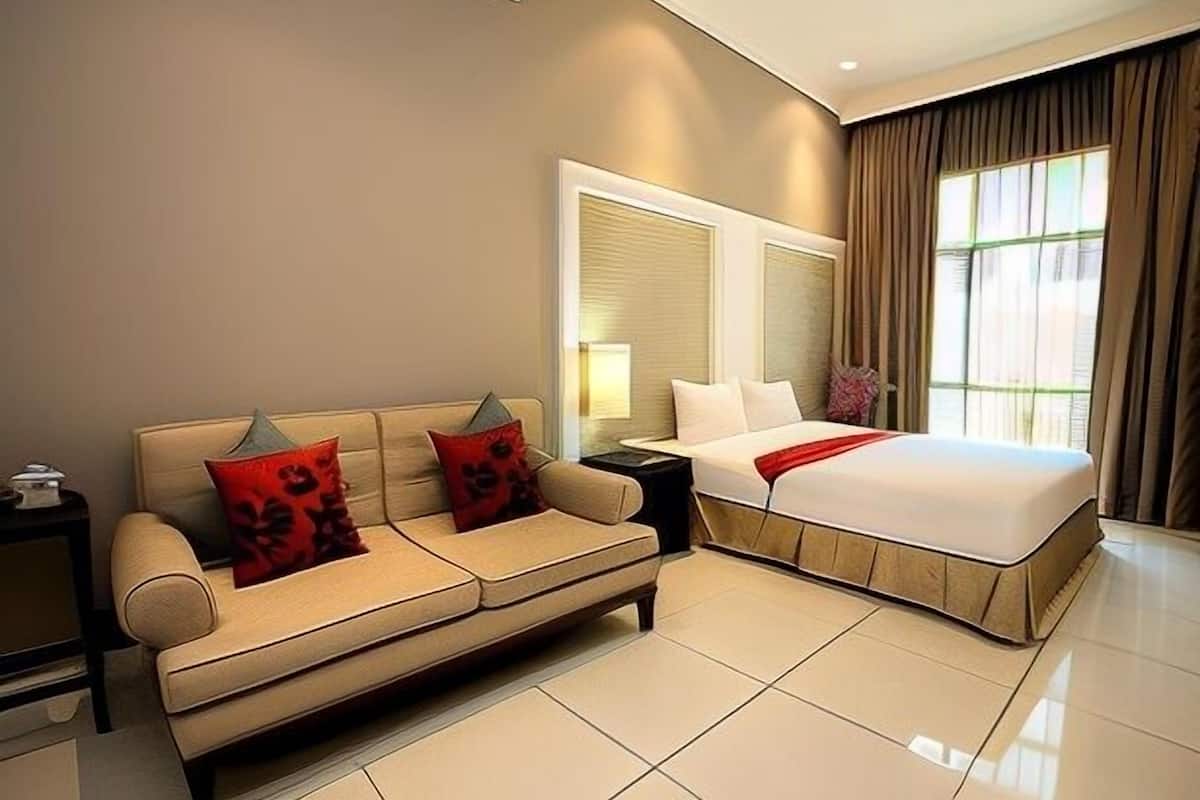 Safe på rommet, skrivebord, blendingsgardiner og strykejern/-brett