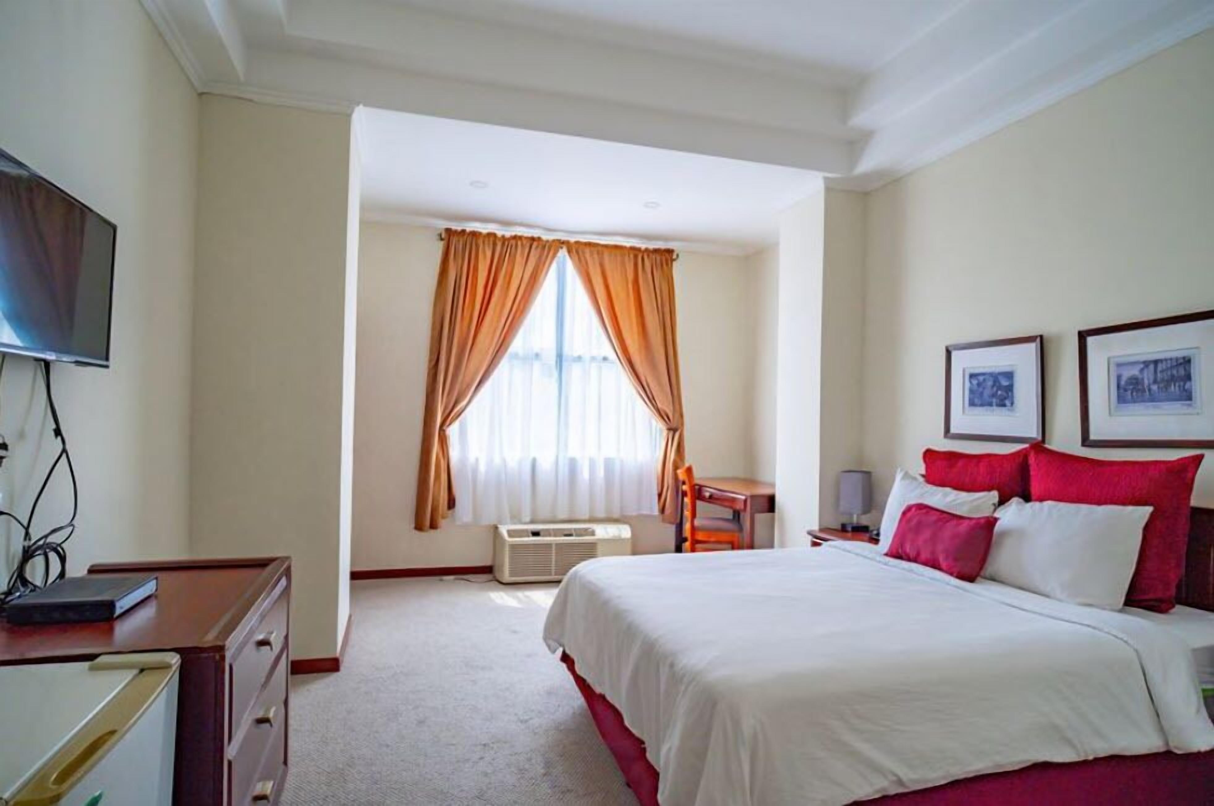 Enkeltrom, 1 dobbeltseng | Individuelt innredet, skrivebord, blendingsgardiner og lydisolert