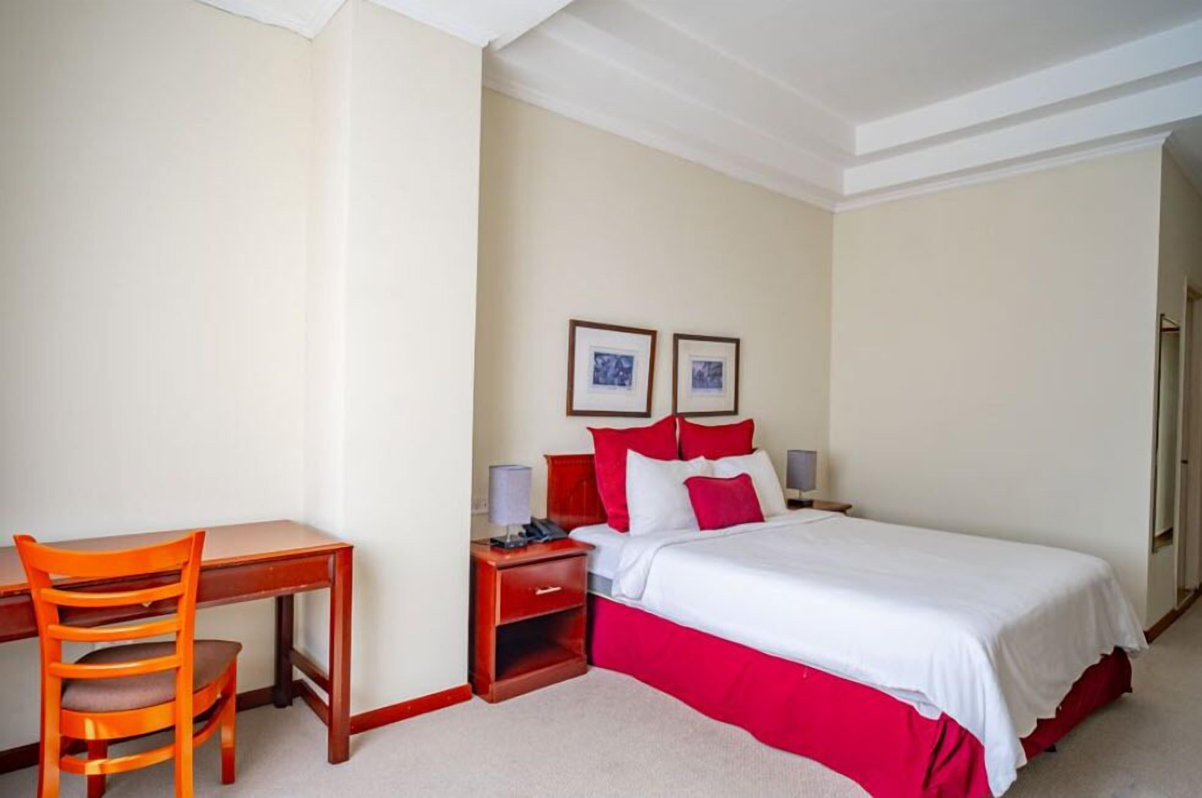 Single Room, 1 Double Bed | Individually furnished, desk, blackout drapes, soundproofing