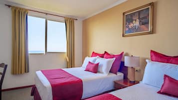 Dobbeltrom | Individuelt innredet, skrivebord, blendingsgardiner og lydisolert