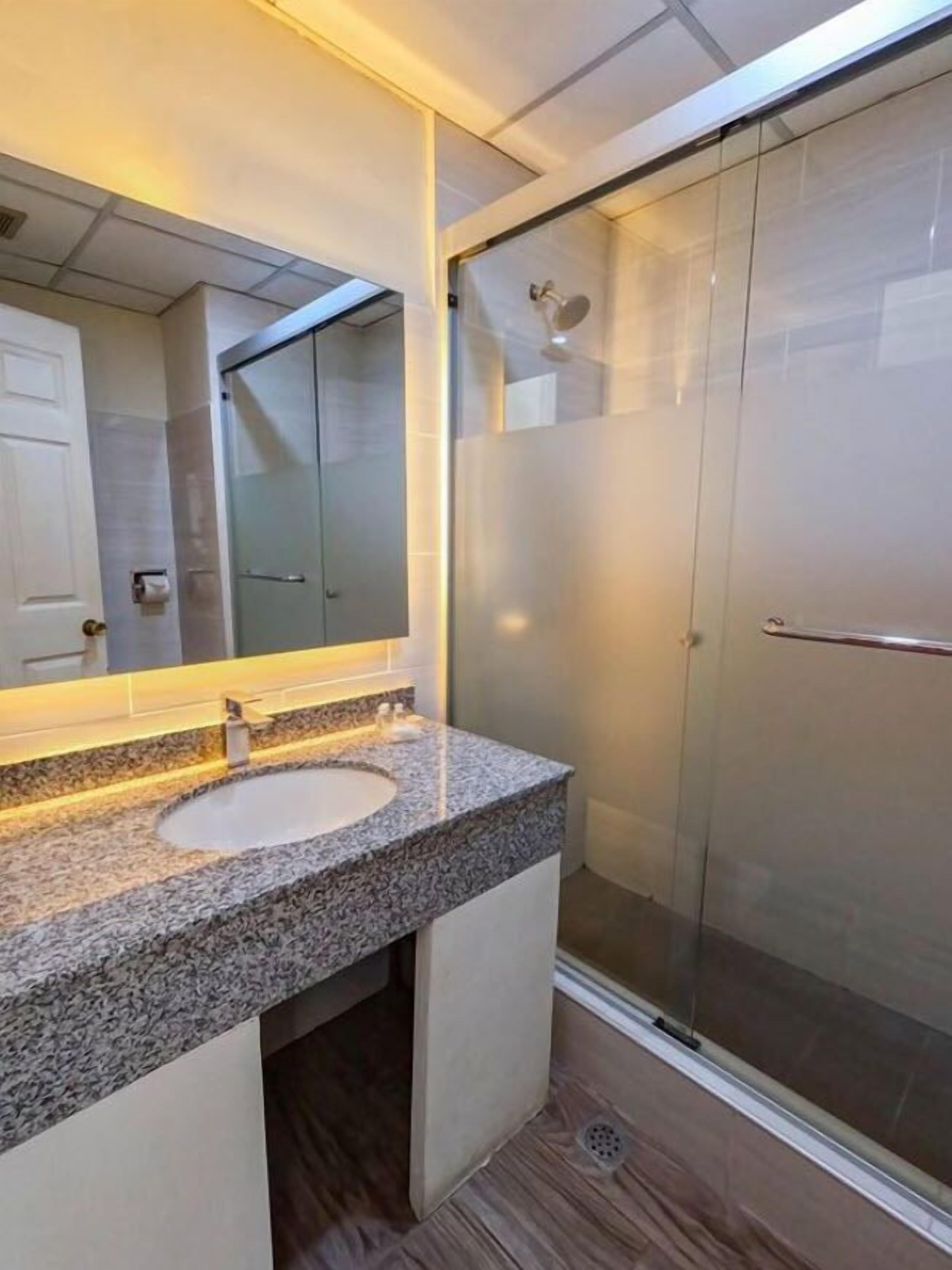 Combined shower/bathtub, towels