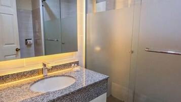 Combined shower/bathtub, towels