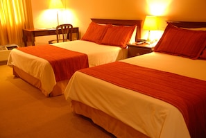 Chambre Double | Bureau, rideaux occultants, fer et planche à repasser