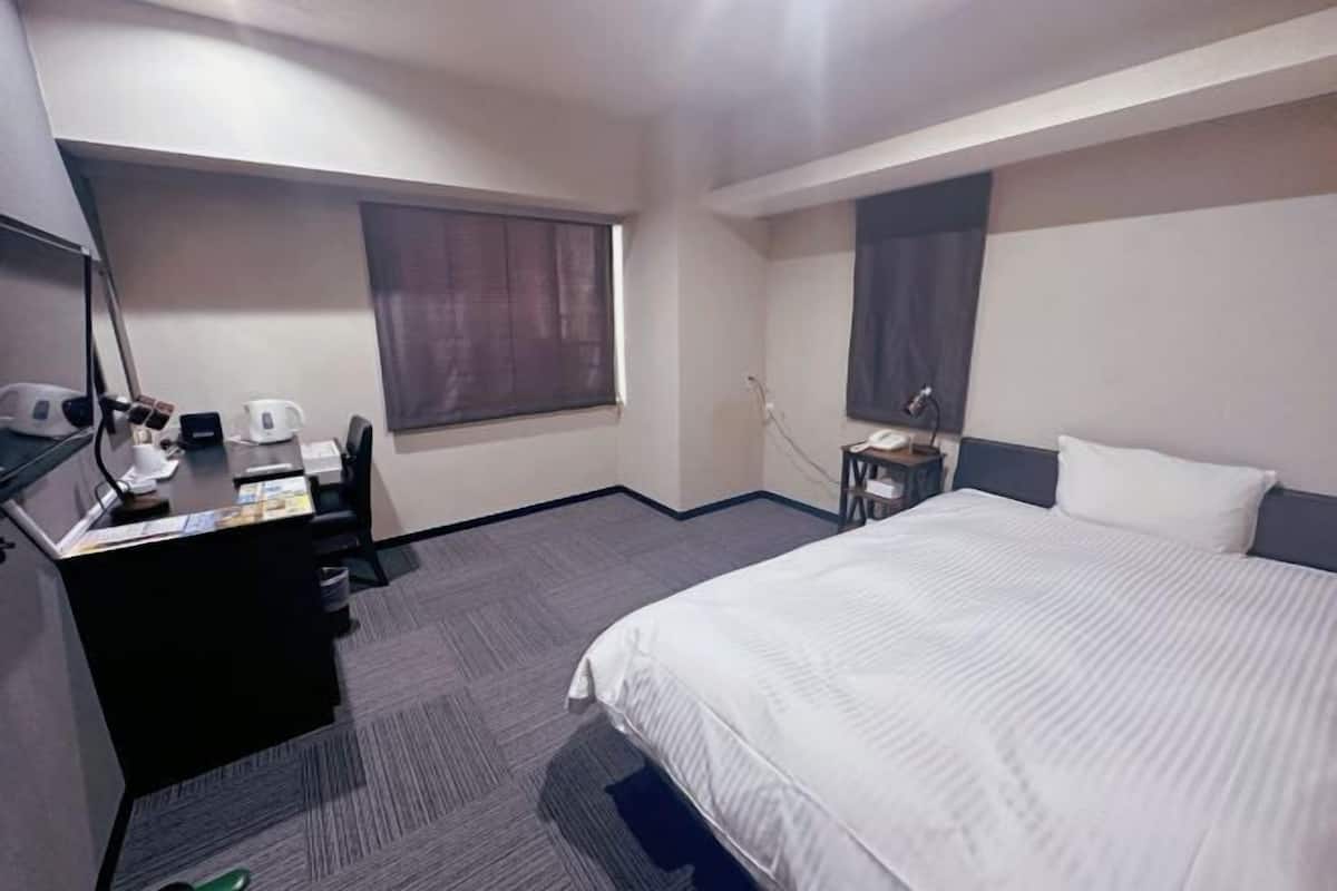 Bureau, fer et planche à repasser, Wi-Fi gratuit, draps fournis