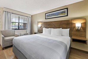 Rom, 1 kingsize-seng, tilgjengelighetstilpasset, ikke-røyk | Sengetøy av topp kvalitet, skrivebord og skrivebord for bærbar PC