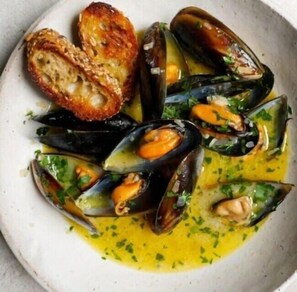 Breakfast, lunch, dinner served; American cuisine - Honey Creek Resort (Moravia)