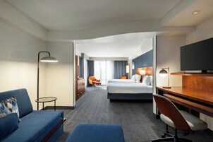 办公桌、笔记本电脑工作区、遮光窗帘、熨斗/熨衣板