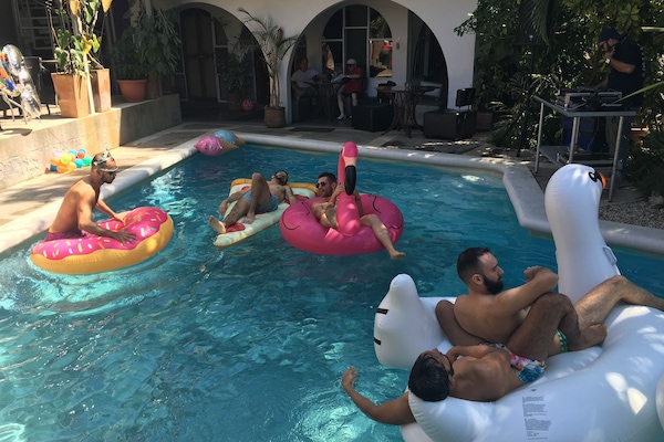 Una piscina al aire libre, sillones reclinables de piscina