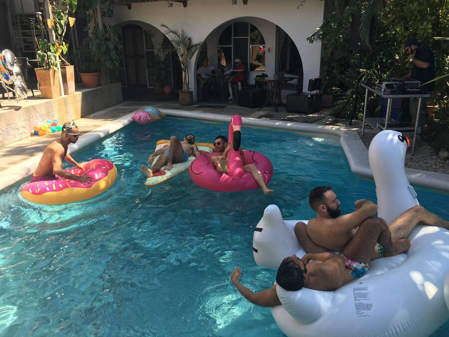 Hồ bơi ngoài trời, ghế dài tắm nắng