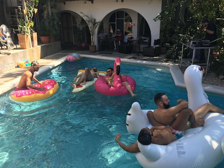 Una piscina al aire libre, sillones reclinables de piscina