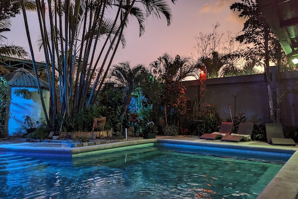 Piscina externa, espreguiçadeiras