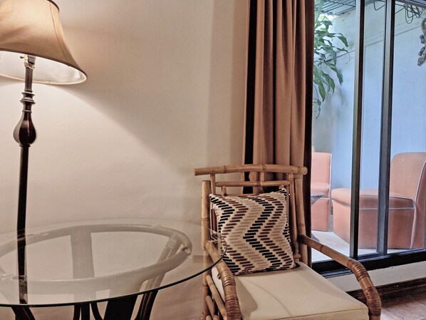 Superior Room w/Patio | 高档床上用品、客房内保险箱、特色装修、特色家居