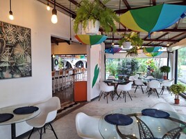 供应早餐、午餐和晚餐，国际美食，泳池景观