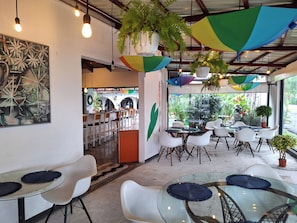 Petit déjeuner, déjeuner et dîner servis sur place, vue sur la piscine