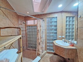 基础双人房, 1 张大床 | 浴室 | 淋浴设施、毛巾