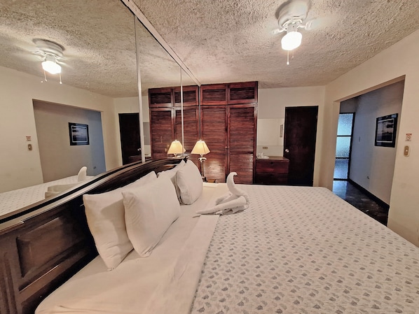 Premium bedding, in-room safe, individually decorated - Colours Oasis Resort ADULT ONLY (San José)