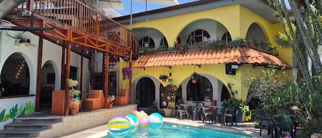 Alberca al aire libre y camastros