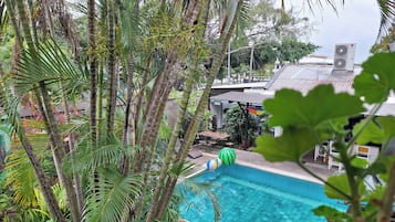 Hồ bơi ngoài trời, ghế dài tắm nắng
