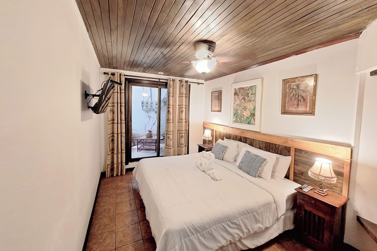 2 bedrooms, in-room safe, individually decorated, individually furnished