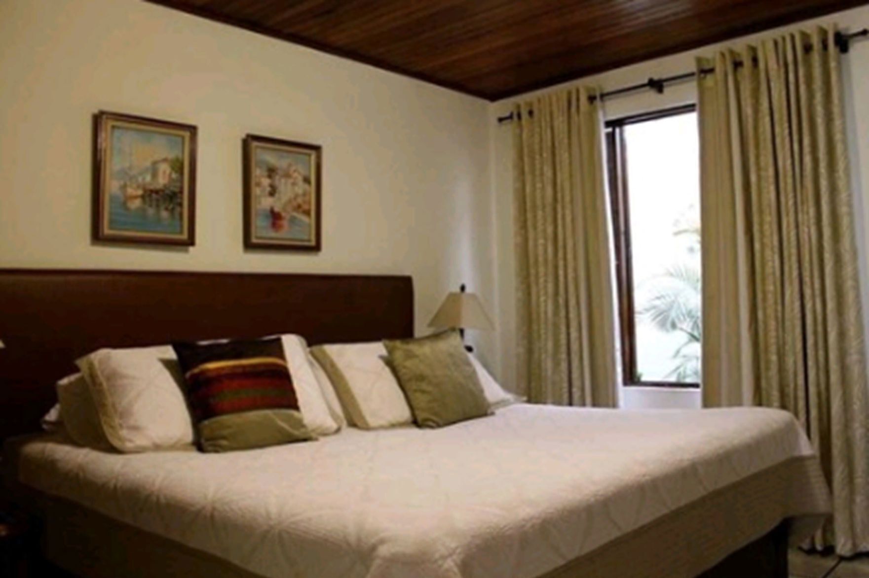 Premium bedding, in-room safe, individually decorated