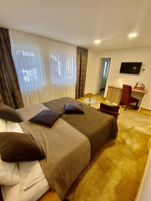 Colchones con pillow-top y caja de seguridad en la habitación