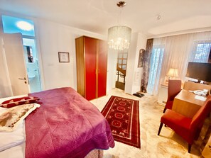 Dubbelrum | Bäddmadrasser, värdeförvaringsskåp på rummet och skrivbord