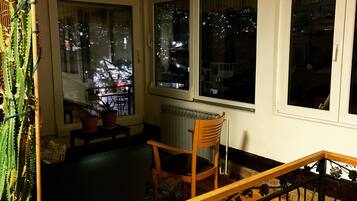 Suite - Annex Building, 2 Bedrooms (1 with king bed and 1 with 2 single beds) | Vistas a la calle