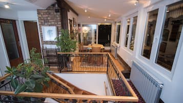 Suite - Annex Building, 2 Bedrooms (1 with king bed and 1 with 2 single beds) | Bäddmadrasser, värdeförvaringsskåp på rummet och skrivbord