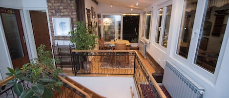 Suite - Annex Building, 2 Bedrooms (1 with king bed and 1 with 2 single beds) | Surmatelas, coffres-forts dans les chambres, bureau