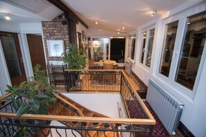 Colchones con pillow-top y caja de seguridad en la habitación