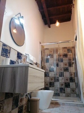 Ducha, secador de pelo, toallas