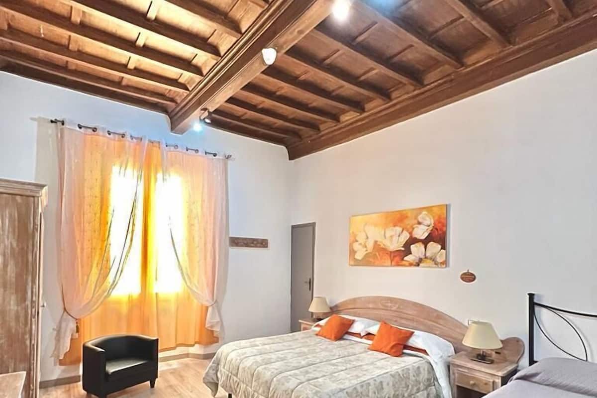 Classic Triple Room, Private Bathroom | Meja, Wi-fi percuma