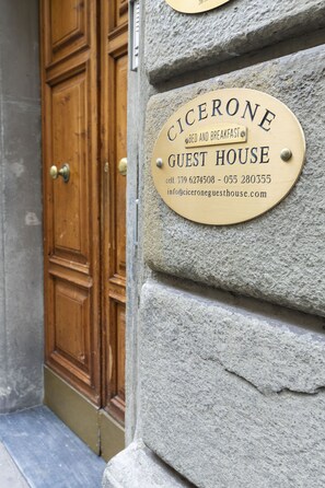 Property entrance - Cicerone Guest House (Florence)