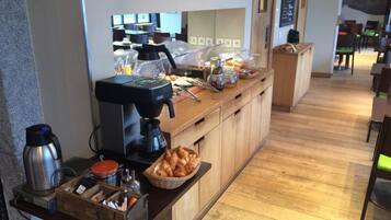 Desayuno buffet diario (EUR 15 por persona)