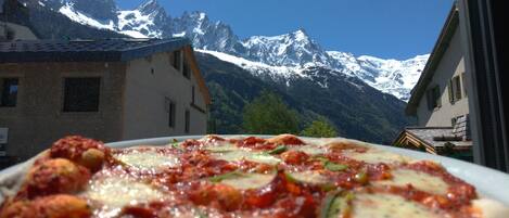 Una pizza con vistas a la montaña.