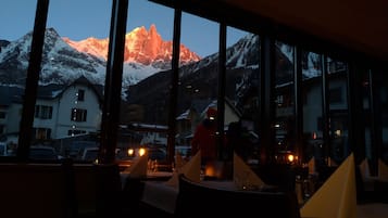 Serveert ontbijt, lunch, diner, Franse gerechten, buitendiner