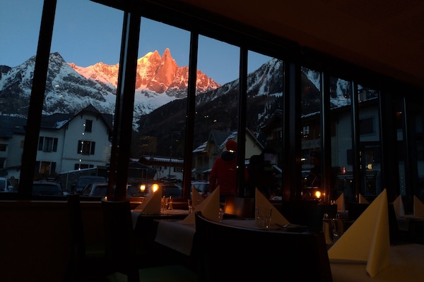 Se sirven desayunos y almuerzos, restaurante con mesas al aire libre