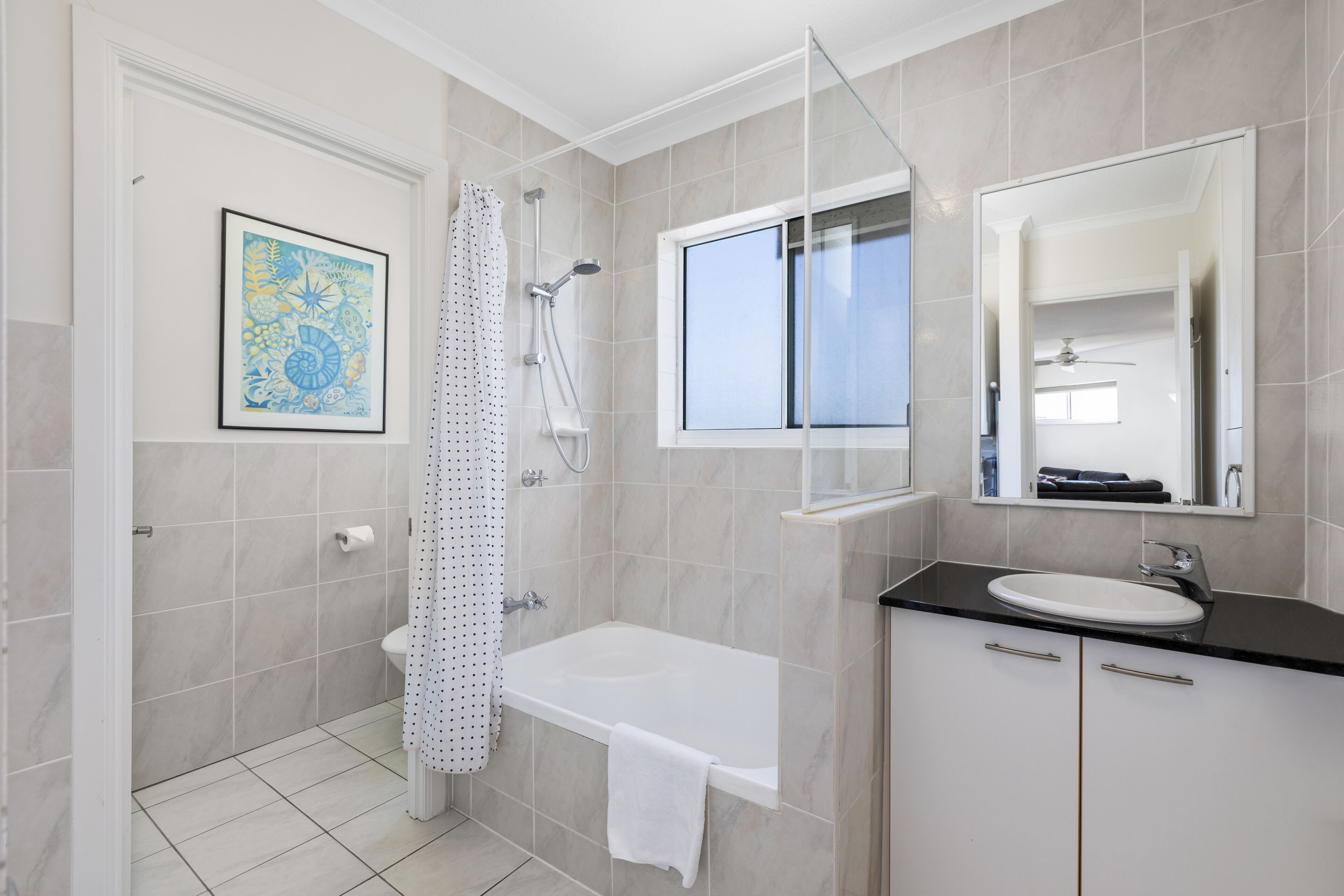 Ein modernes Badezimmer mit Badewanne, Dusche, Toilette und Waschbecken.
