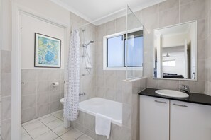 Căn hộ Deluxe, 2 phòng ngủ | Phòng tắm | Máy sấy tóc, khăn tắm, xà phòng, dầu gội 