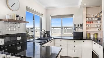 Appartement Supérieur, 2 chambres (Rooftop) | Cuisine privée | Réfrigérateur, micro-ondes, four, plaque de cuisson