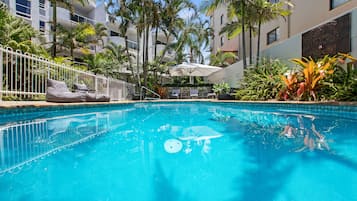 Kolam renang terbuka, kolam dipanaskan, kerusi lepak pantai