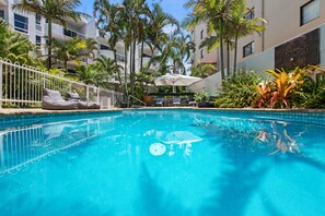 屋外プール、温水プール、サンラウンジャー