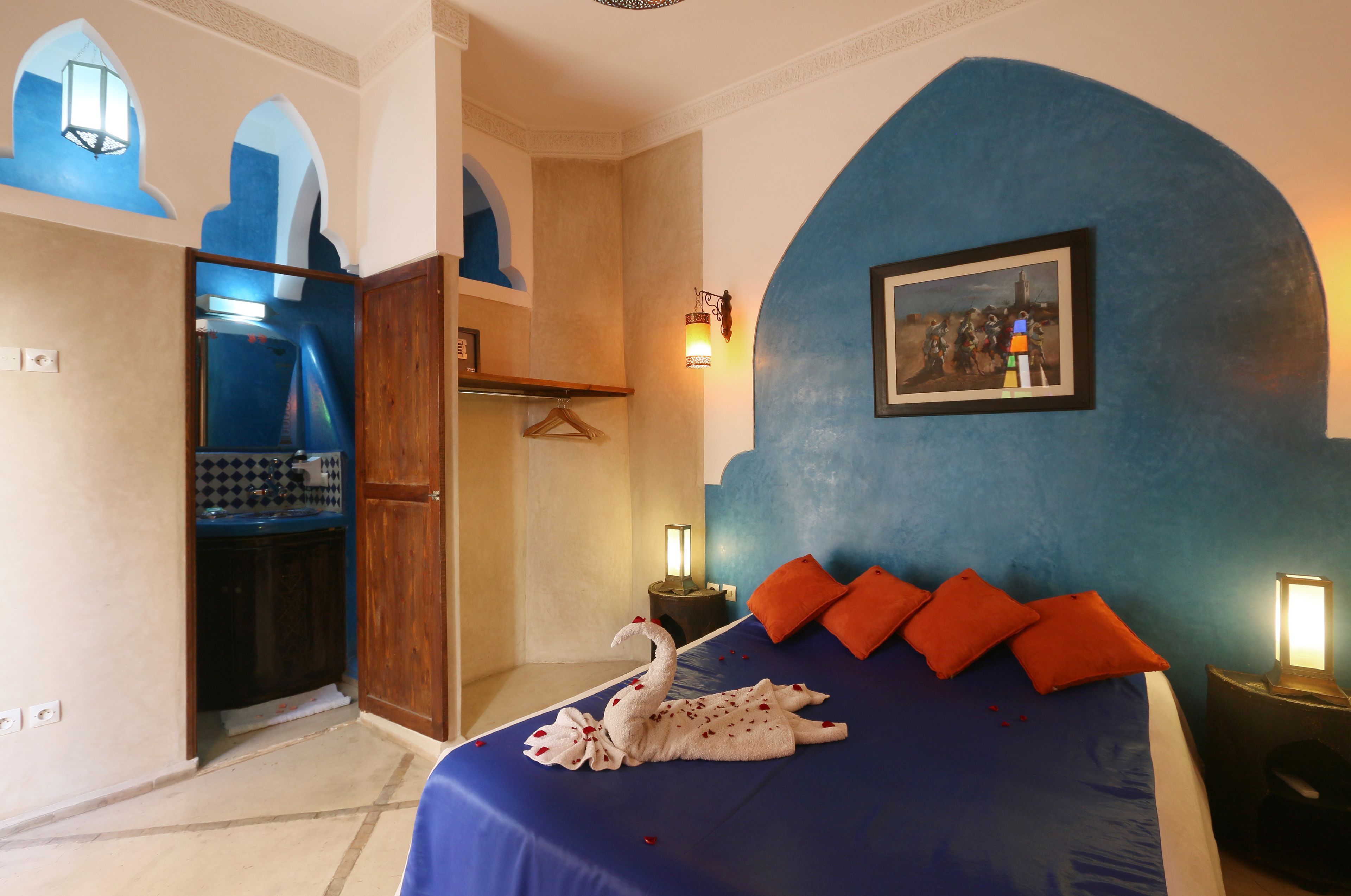 Een hotelkamer met een bed, een schilderij en uitzicht.