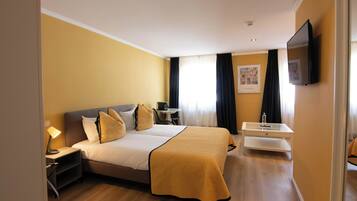 Junior suite, balkon | Een kluis op de kamer, een bureau, babybedden, gratis wifi