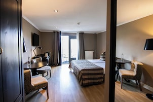 Quarto conforto, sacada, vista para o jardim | Cofres nos quartos, escrivaninha, berços (sobretaxa), Wi-Fi de cortesia
