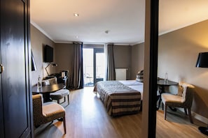 Comfort-Zimmer, Balkon, Gartenblick | Zimmersafe, Schreibtisch, Babybetten, kostenloses WLAN