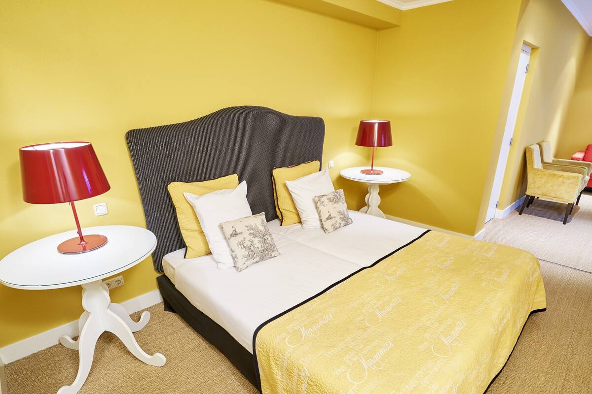 Caja de seguridad en la habitación, wifi gratis y ropa de cama