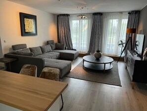 Leilighet – superior, 1 soverom | Safe på rommet, skrivebord, wi-fi (inkludert) og sengetøy