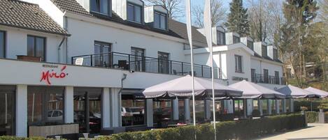 Un restaurant appelé « Miro », doté d’une terrasse et dont la façade est blanche.