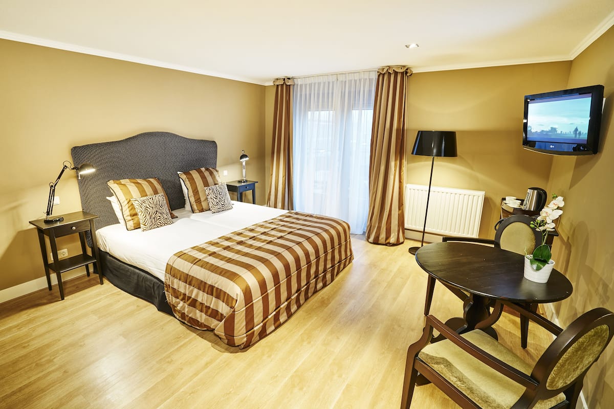 Luxury Double or Twin Room | In-room safe, desk, free WiFi, bed sheets